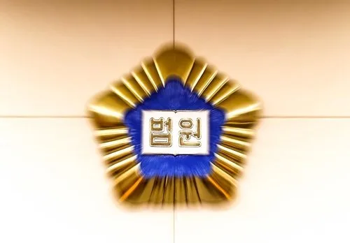‘이유 없이 그냥’…대선 후보 벽보 찢은 부산 50대女 벌금 100만원