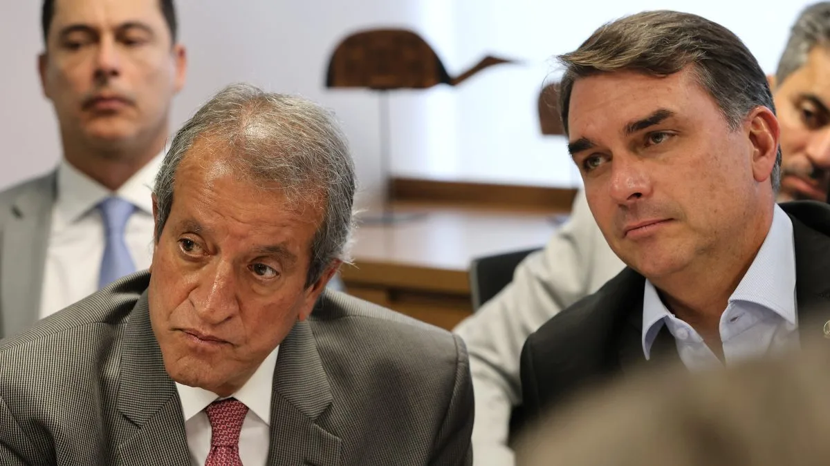 Flávio Bolsonaro reúne 8,9 mil em ato em Copacabana e Valdemar Costa Neto justifica público: ‘igual ao Bolsonaro não existe’