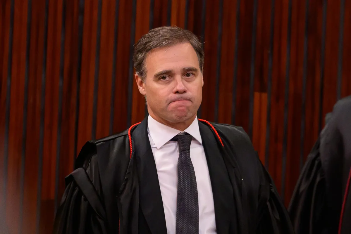 Lulinha vira alvo diário no STF enquanto apuração de Flávio empaca