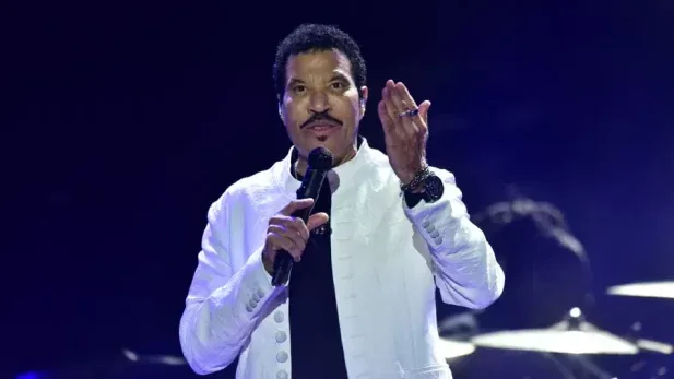 Lionel Richie é internado em UTI após passar mal em show nos EUA, diz TMZ Lionel Richie é internado em UTI após passar mal em show nos EUA, diz TMZ