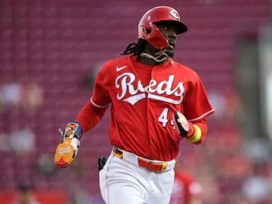 De La Cruz's 1st career walk-off hit in 10th gives Reds 6-5 win over Cardinals to split doubleheader