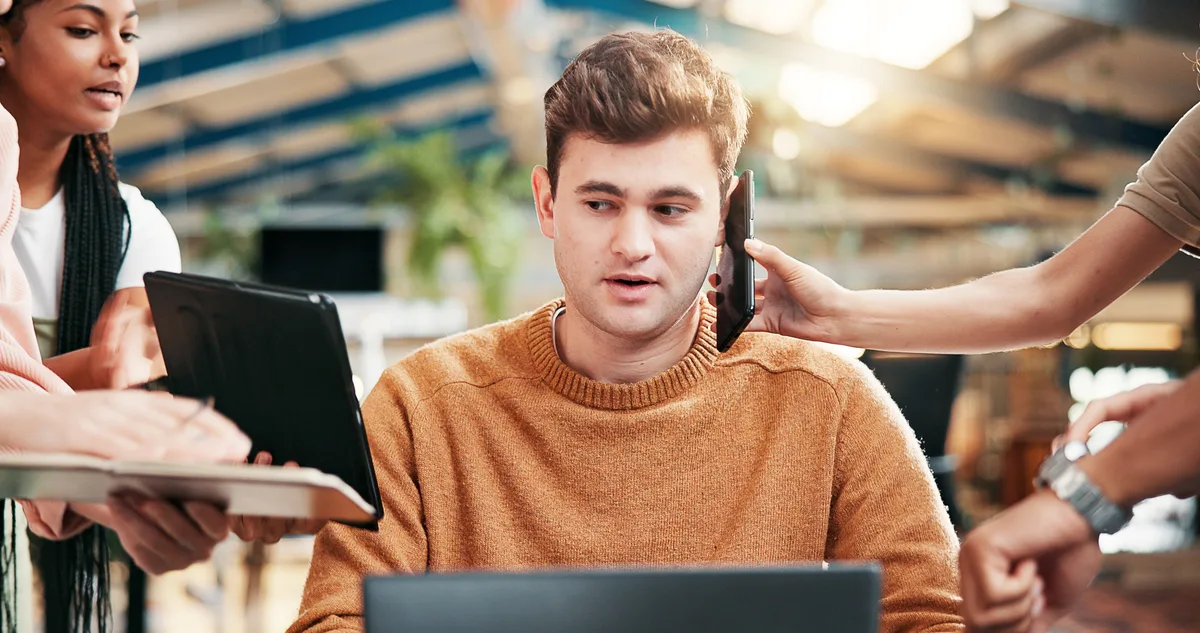 Face au trop-plein d’outils numériques au travail, faut-il en revenir à la voix ?