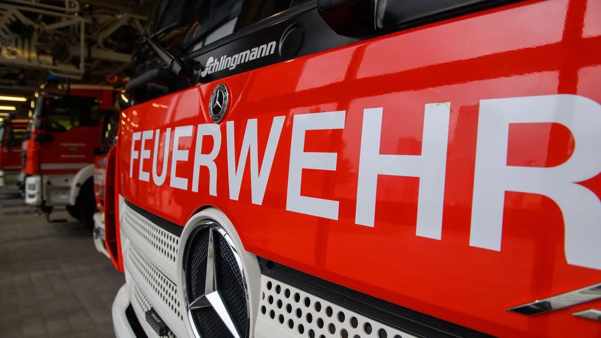 Brände: Sprinkleranlage löst in Labor aus: Feuerwehr saugt Wasser ab