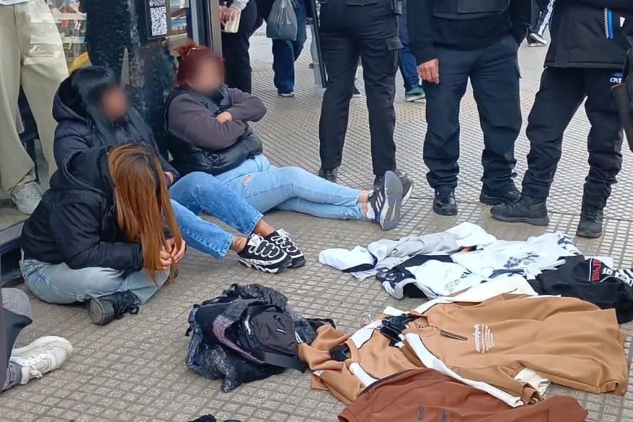 Cayeron cinco personas acusadas de robar ropa en locales de la avenida Avellaneda