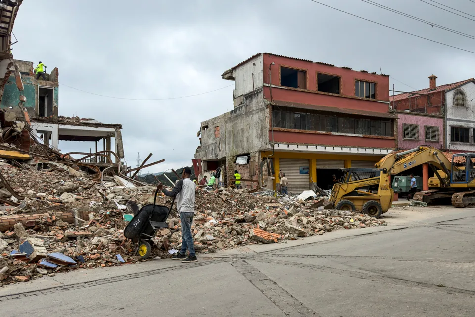 En El Junquito denuncian lentitud en remoción de escombros: Se ve feo y afecta el turismo