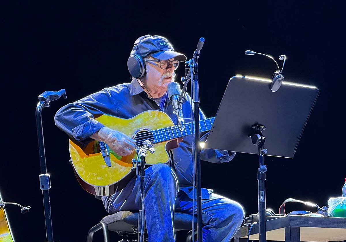 Silvio Rodríguez recorre cinco décadas de canciones en su concierto en Roig Arena