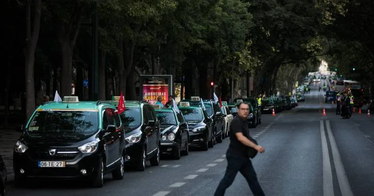 Nova lei do regime TVDE entra em vigor esta terça-feira