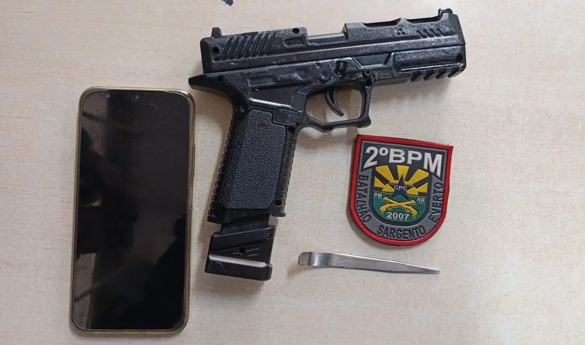 Trio é preso com veículos roubados e simulacro no bairro Senador Hélio Campos