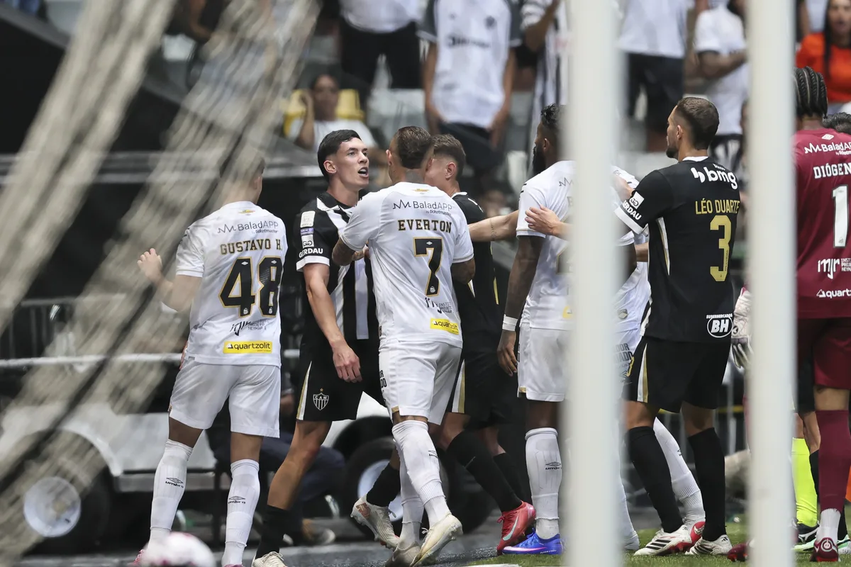 Por que jogadores de Atlético-MG x Santos brigaram? Veja versões