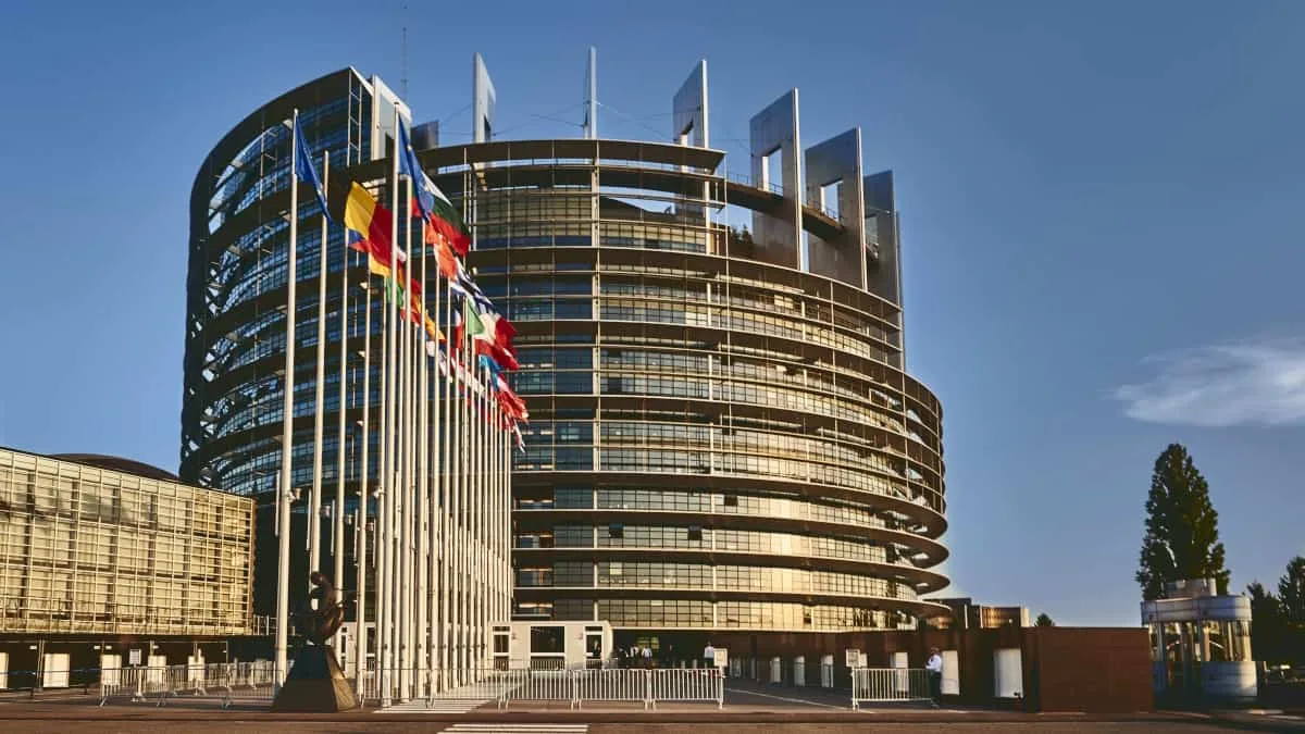Sabia que o Parlamento Europeu oferece estágios remunerados até 1856 euros?
