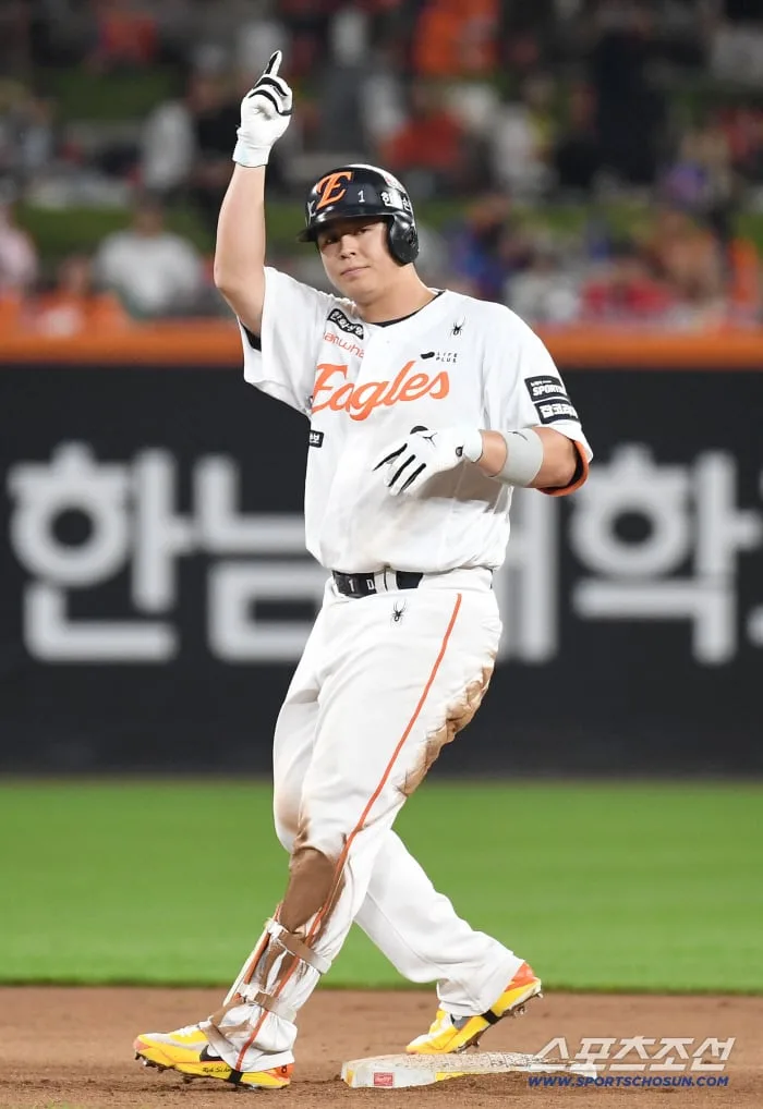 '1구' 교체 강수 뒀는데…노시환, 동점 투런포 폭발→역대 40번째 '4시즌 연속' 기록도 품었다