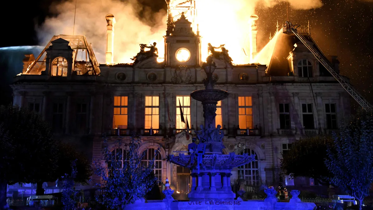 Unruhen in Frankreich: Demonstranten brennen Rathaus von Limoges nieder