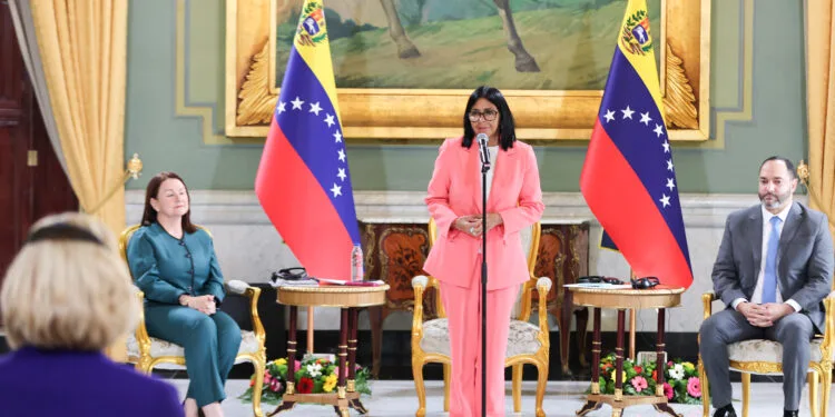 Venezuela suscribe acuerdos con empresas de Reino Unido, Emiratos Árabes Unidos y Qatar para la explotación del Campo Loran
