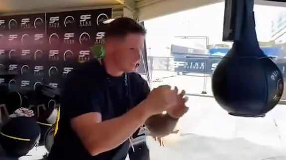 Mit 42 Jahren! - Fernando Torres zerlegt beinahe Boxautomaten