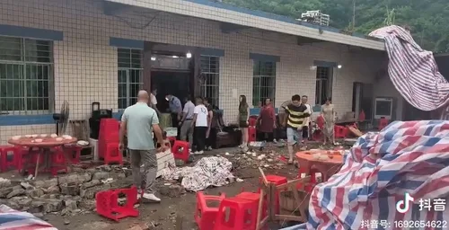 중국서 대학 입학 축하잔치 중 벽 무너져 5명 사망·17명 부상