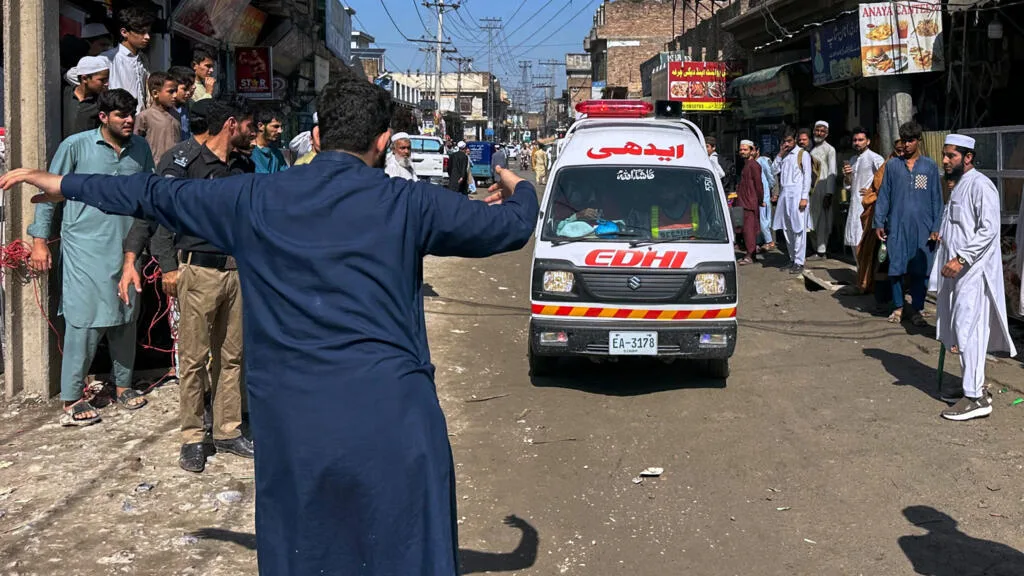 Au Pakistan, l'effondrement du toit d'une école tue 27 enfants et un enseignant