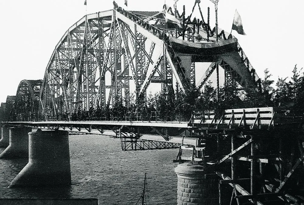 18 октября 1916 года были открыты Амурский мост и сквозное движение по Транссибу