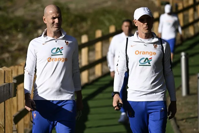 Zinédine Zidane attentif aux jeunes : le nouveau sélectionneur des Bleus et son staff assistent à l'entraînement des Espoirs ce mardi