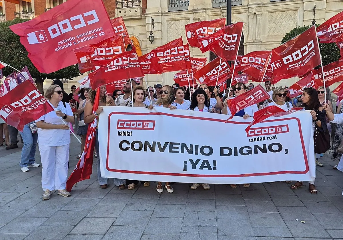 Más de 400 auxiliares se concentran en Ciudad Real para pedir el fin del bloqueo del convenio de ayuda a domicilio