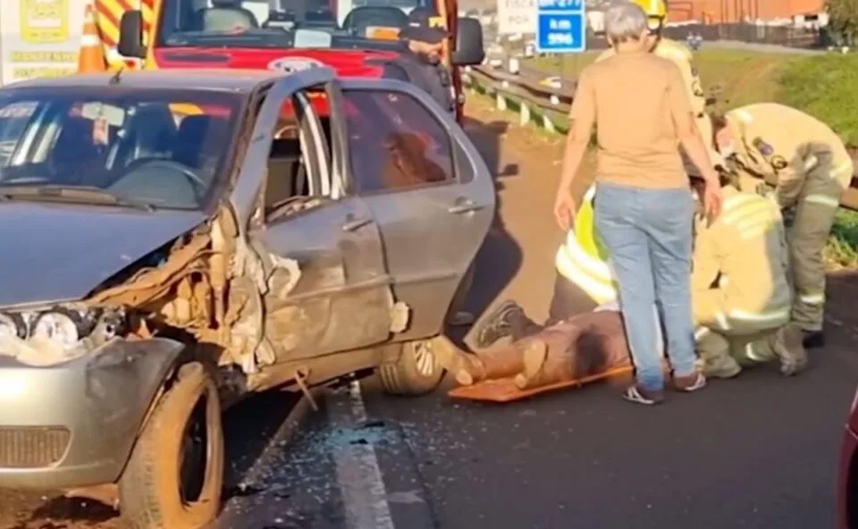 Carreta atinge carro, joga ele pra pista contrária e deixa idoso gravemente ferido em acidente na BR-277 em Cascavel