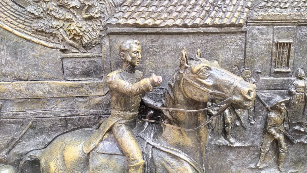 Academia de Historia alerta por pintura aplicada al monumento de la plaza Bolívar de Valencia
