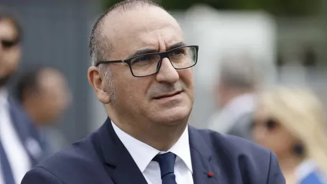Ministro do Interior francês admite perda de controlo da polícia