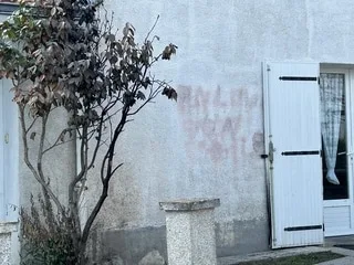 « Enlève ton voile » : la maison d’une famille de demandeurs d’asile taguée et incendiée pour la deuxième fois en Vendée