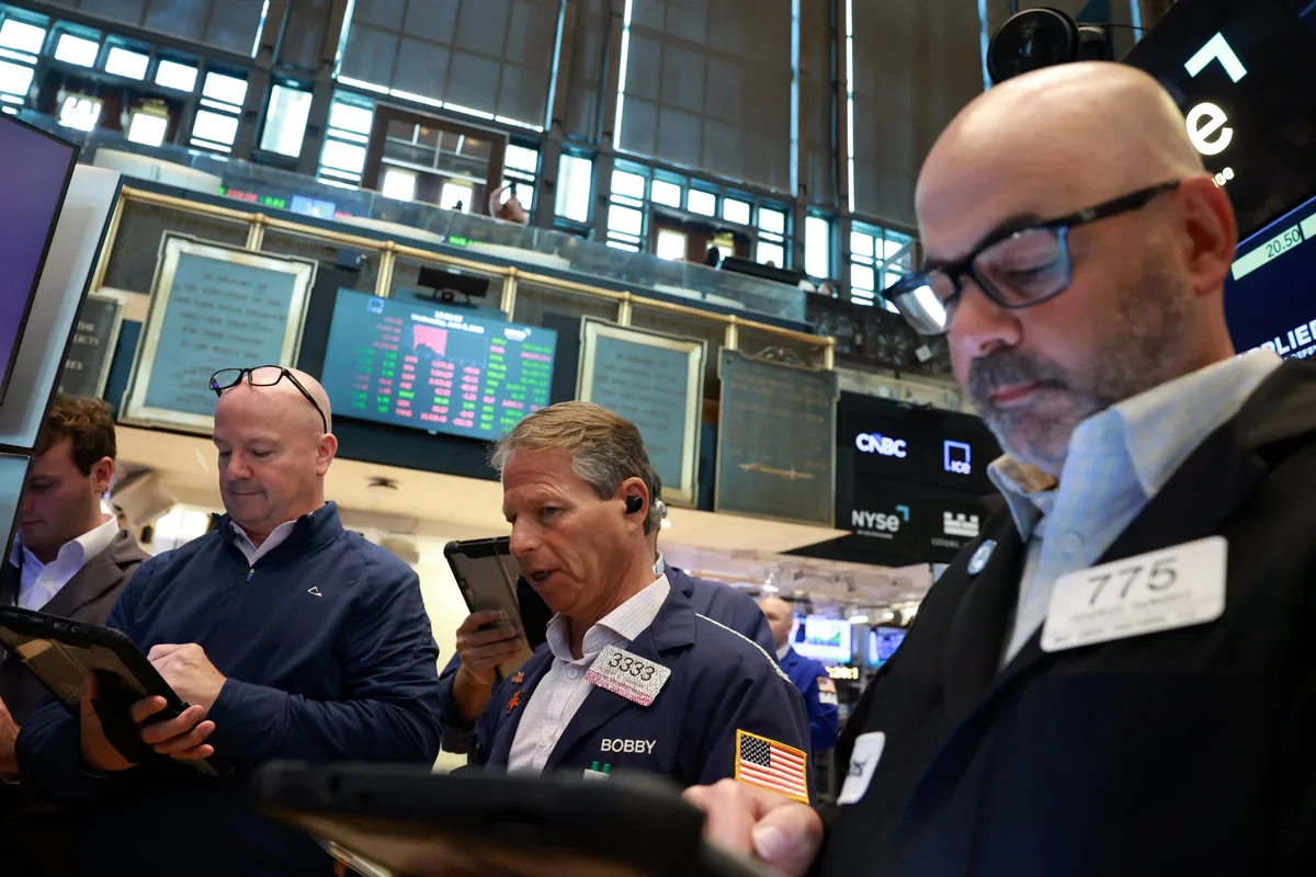 Jornada financiera: en un agosto complejo, el riesgo país subió 18% y cayeron las acciones argentinas