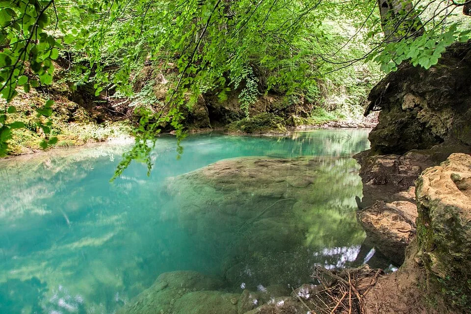 Este es el concejo navarro a las puertas del Nacedero del Urederra, con aguas turquesas y una belleza incomparable