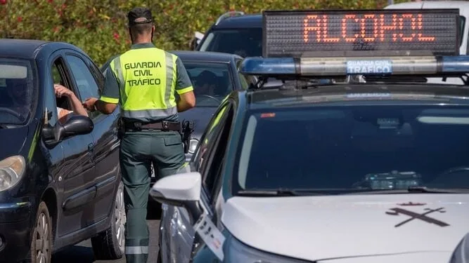 Un hombre cuadruplica la tasa máxima de alcohol para conducir y asegura que fue por comer gazpacho