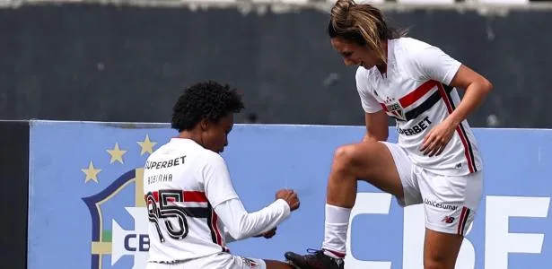 São Paulo goleia Botafogo e encosta na liderança do Brasileirão feminino