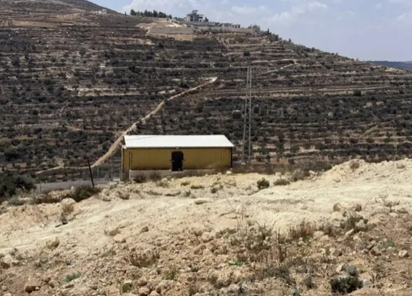 Famílias palestinas sitiadas por colonos na Cisjordânia vivem sem água, luz e internet