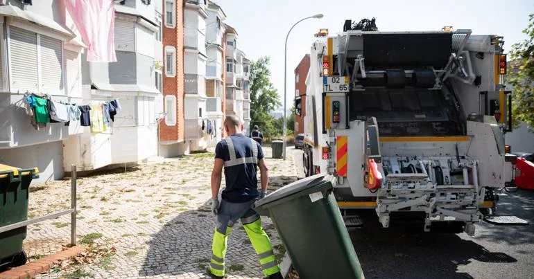 Mulher morre atropelada por camião do lixo em Lisboa