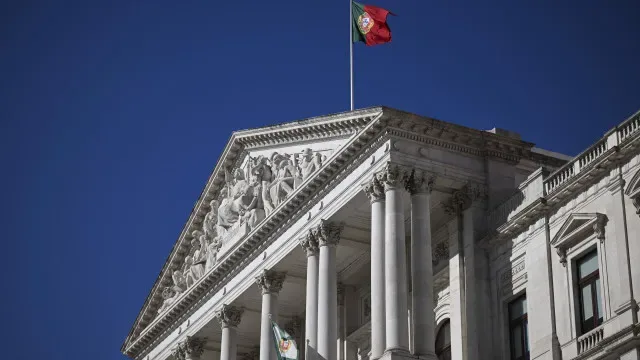 PSD, Chega e CDS querem que estrangeiros não residentes paguem pelo SNS