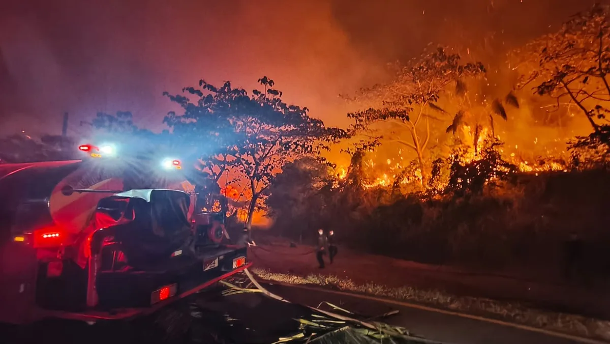 Incendios en Medellín: bomberos controlan emergencias en Tres Cruces, Belén y San Cristóbal