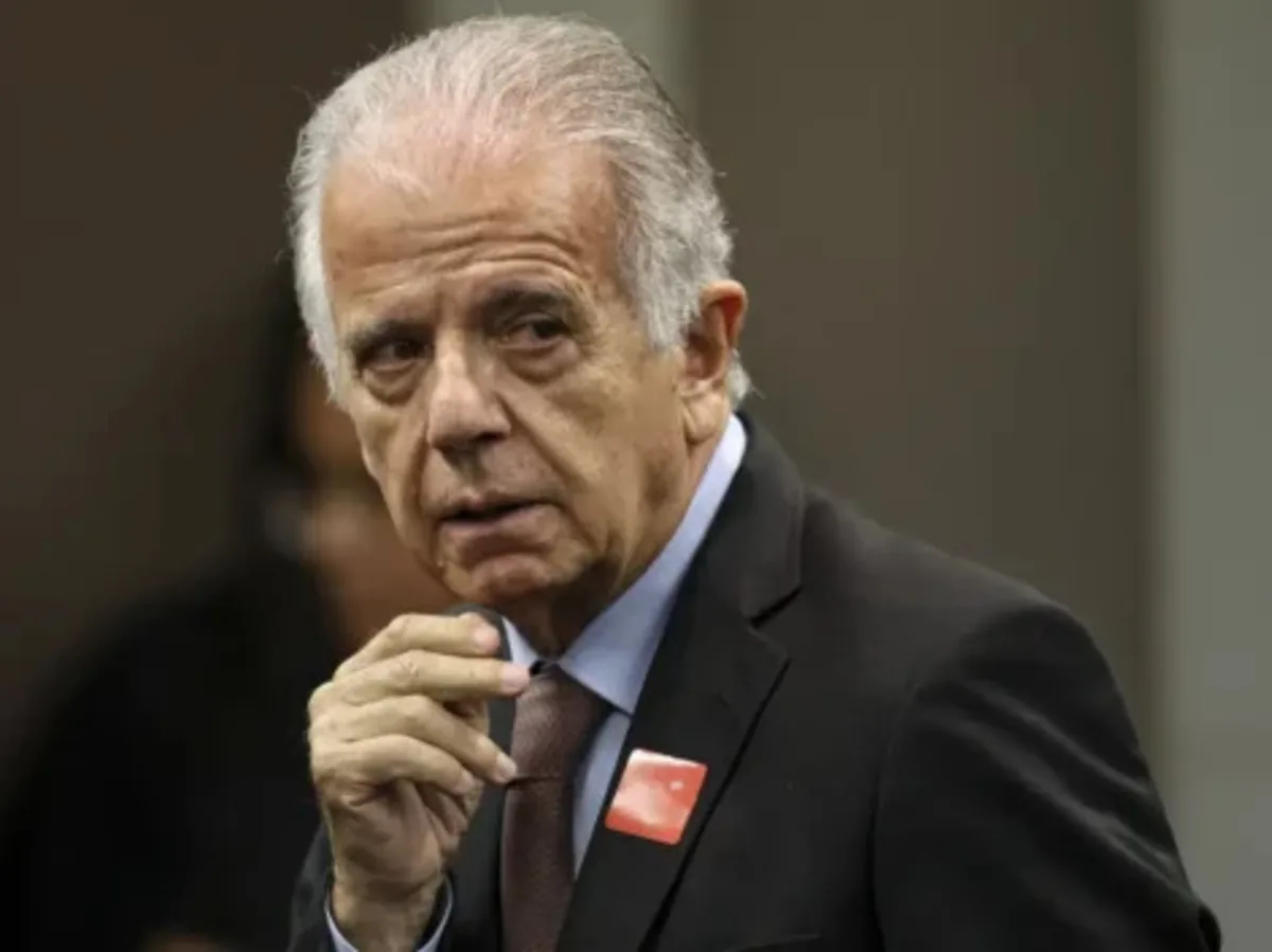 Falsários usam celular do ministro da Defesa para tentar dar um golpe