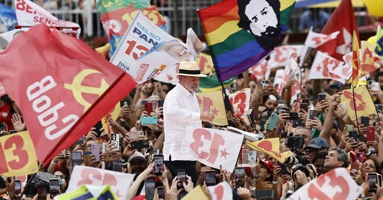 Lula e Flávio Bolsonaro realizam comícios simultâneos no Rio