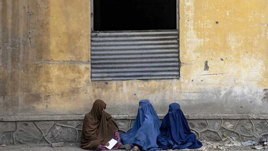 Cinco anos após a queda de Cabul, Afeganistão enfrenta crise humanitária e repressão às mulheres