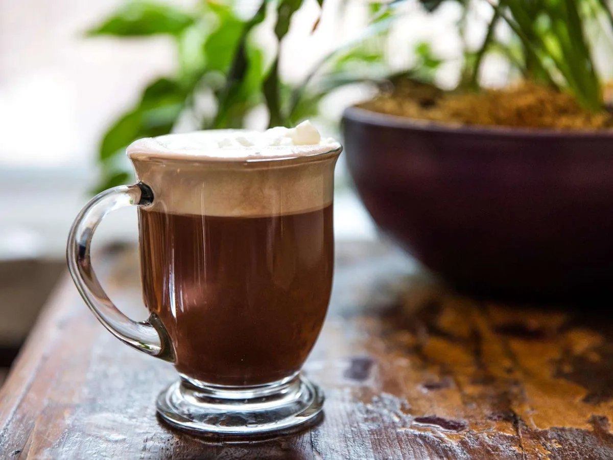 Trocar o café por chocolate quente pela manhã pode trazer benefícios?