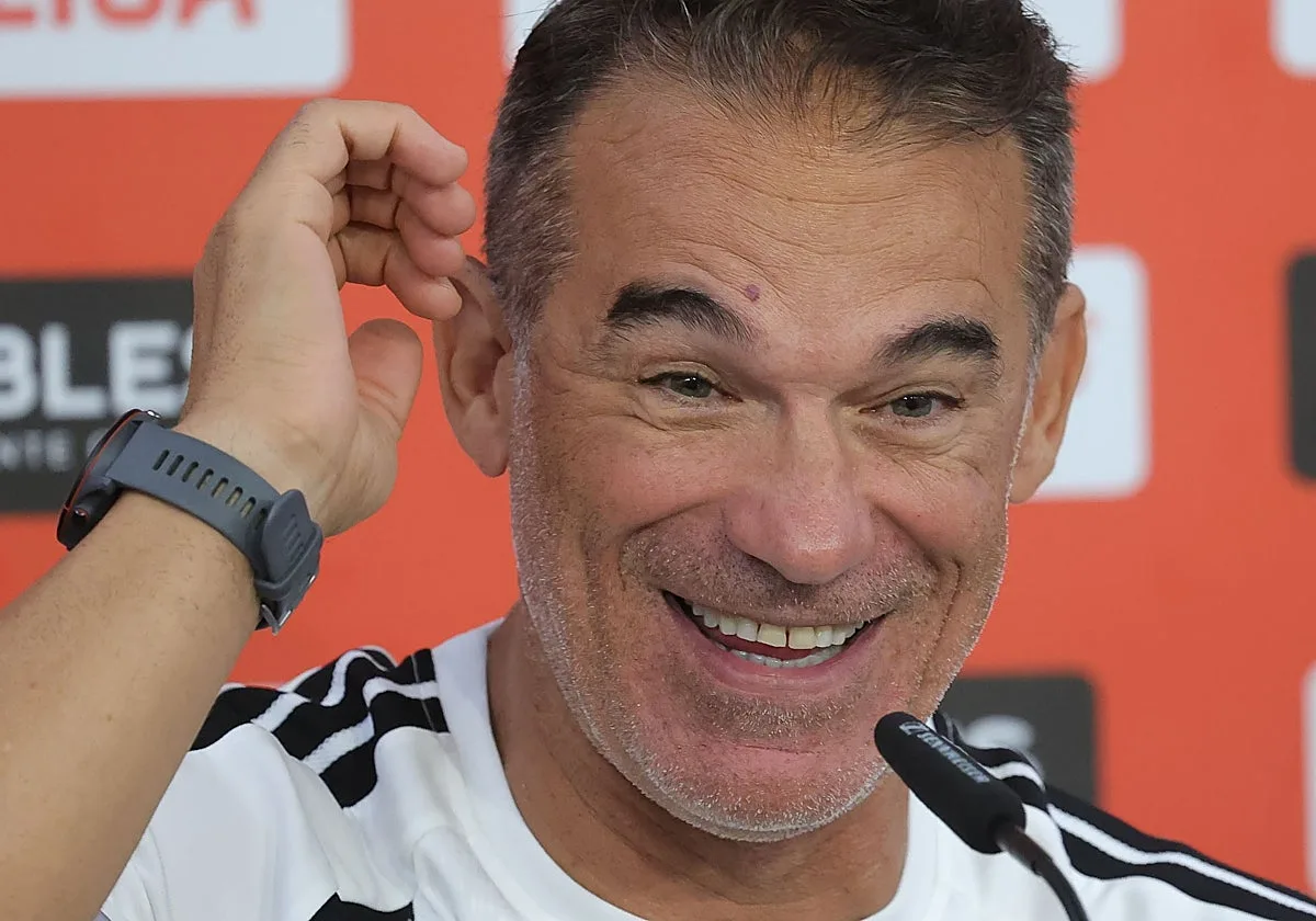La reflexión de García Plaza sobre las posiciones de Peque y Guridi en el Sevilla FC: «Pienso en todo el partido»