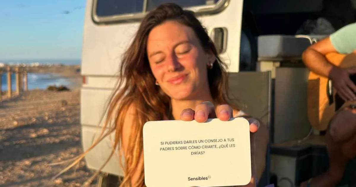 El juego de cartas que te hará dejar el móvil a un lado para hablar de verdad con los demás