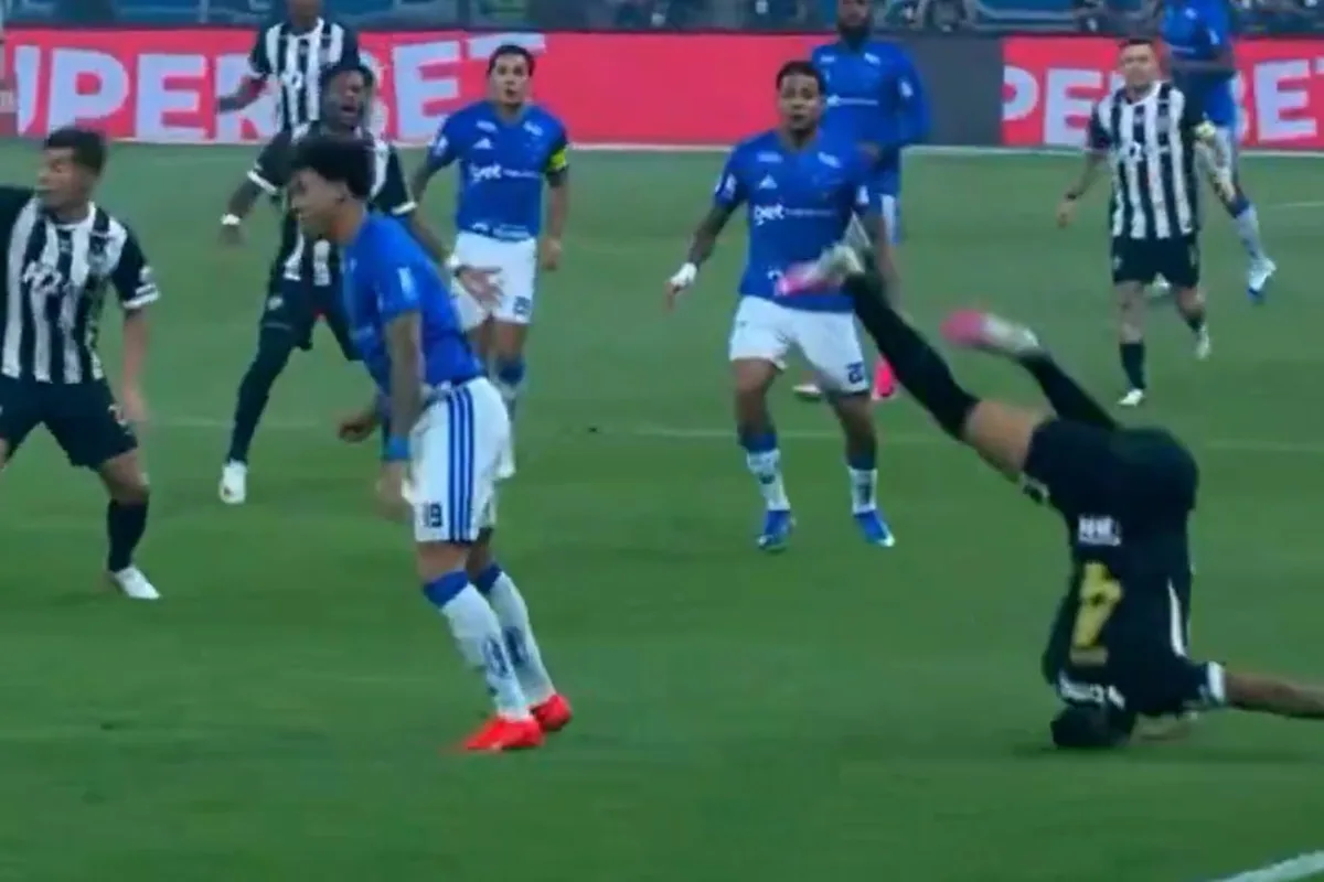 Un futbolista de Atlético Mineiro sufrió un fuerte golpe la cabeza y se activó el protocolo por “conmoción cerebral”