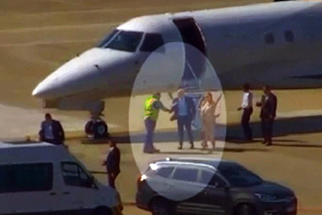 Vídeo registra Alexandre de Moraes saindo de avião de Vorcaro