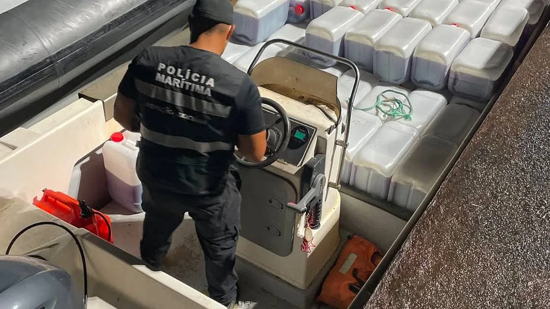 Quase seis mil litros de combustível apreendidos pela Polícia Marítima em Porto Brandão