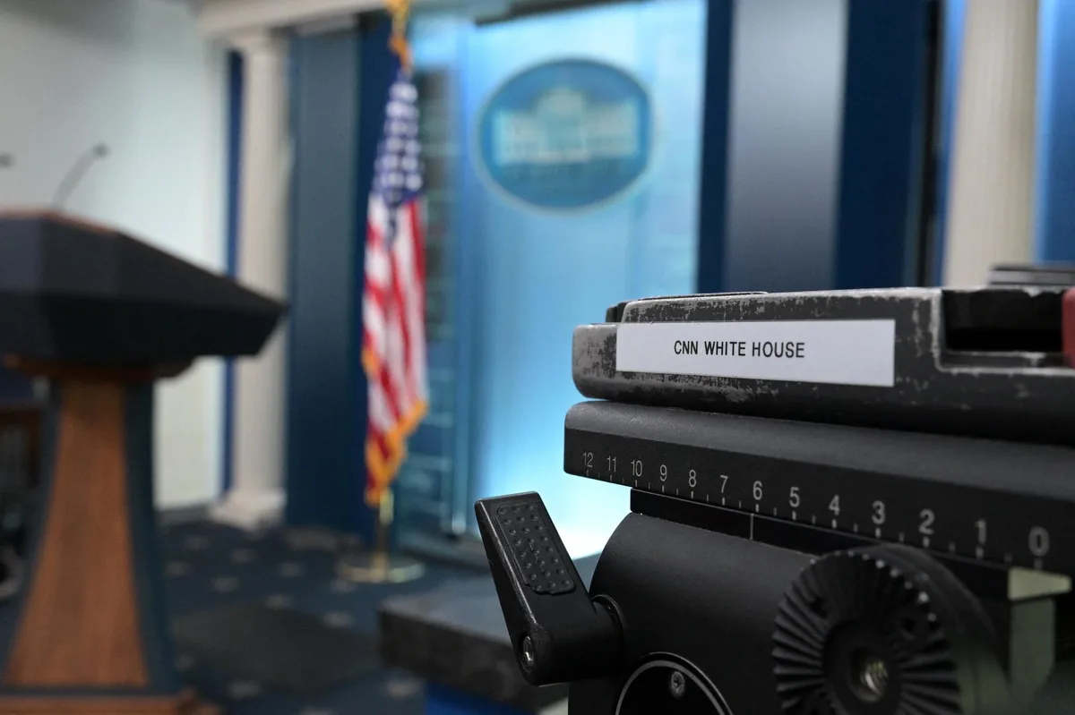 En soutien à CNN, les grandes chaînes américaines suspendent cette vieille pratique journalistique