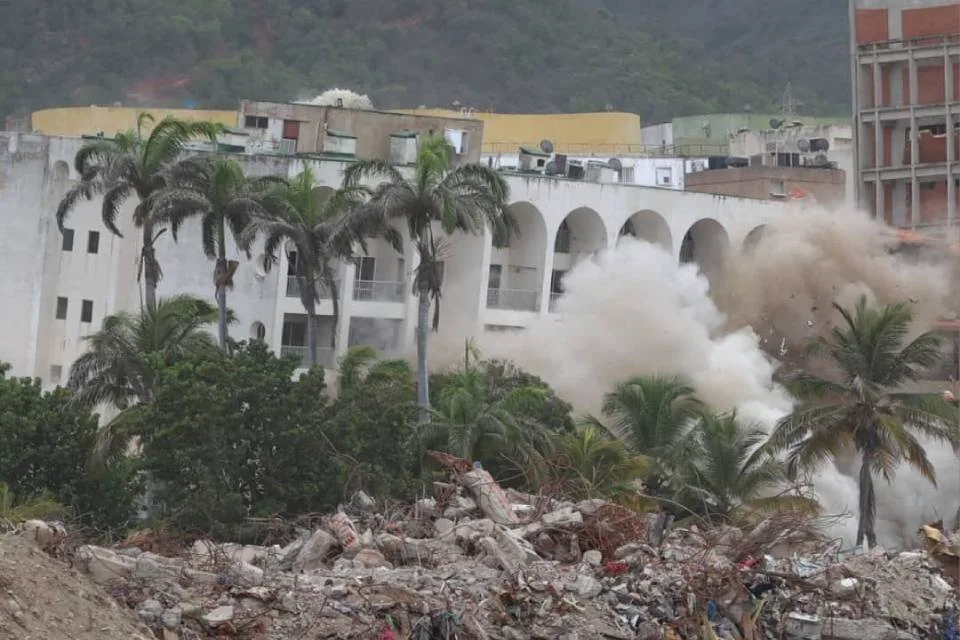 Avanzan las demoliciones controladas de edificios afectados por los sismos