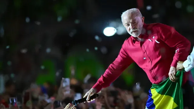 Governo Lula sobe em 15% principal programa social a 17 dias das eleições