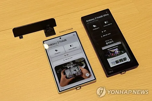 329만원 아이폰 듀오 공개 뒤…갤럭시 폴드8 판매 10%↑