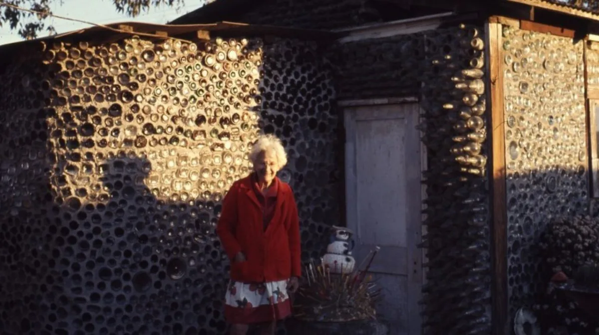 Una mujer empezó a juntar botellas de un basural: 25 años después, construyó un pueblo con 15 edificios con materiales reciclados