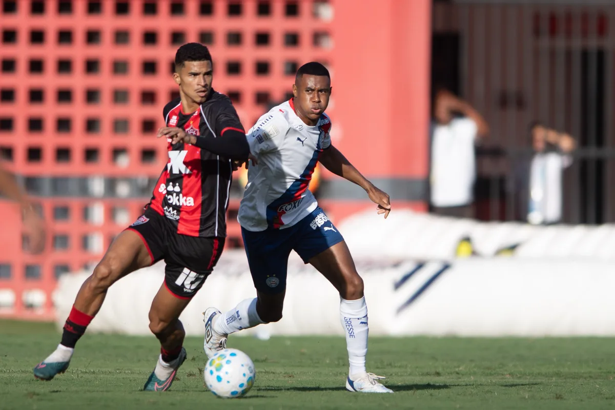 Análise: Vitória desmonta no Barradão e sucumbe à pressão do clássico em derrota para o Bahia